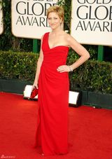 高清图：伊迪-凡尔克红色长裙演绎知性女神