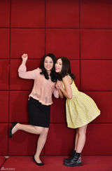 组图：阚清子母女时尚写真获赞似姐妹花