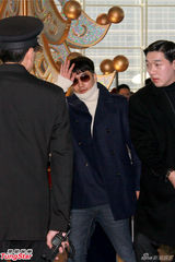 组图：韩组合BigBang离港 吸引逾百粉丝送机