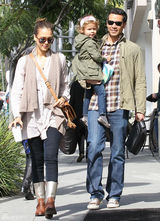 组图：杰西卡-阿尔芭素颜现身 全家外出其乐融融