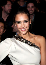 高清组图：杰西卡-阿尔芭现身巴黎时装周看秀