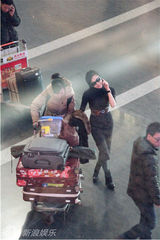 组图：汤晶媚素颜现身机场携大量行李离京