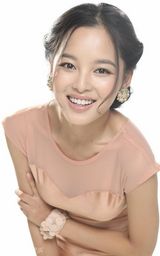 组图：辛芷蕾华丽写真显高贵气质