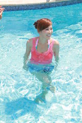 组图：颜子菲泳装亮相户外节目 赴马尔代夫拍摄