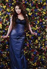 组图：莎拉-布莱曼花朵写真 长裙露乳沟显风韵