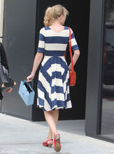 组图：泰勒-斯威夫特曝街头照 复古条纹裙引领时尚