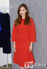 组图：韩星Bada吴允儿IVY等出席时尚活动