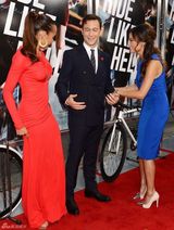 组图：囧瑟夫《致命急件》首映 笑拥红蓝二美