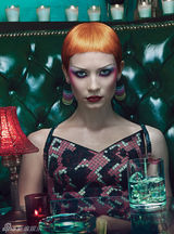 高清图：斯嘉丽变银发朋克女 纯美爱丽丝妖冶动人