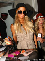 组图：帕丽斯赴上海捞金 为粉丝签名