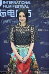 组图：林鹏黑丝配花裙亮相闭幕式蓝毯