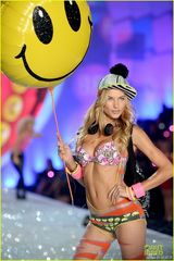 组图:维密年度大秀开幕泰勒献唱 众超模T台斗艳