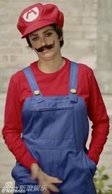 组图：佩内洛普贴胡子做广告 变身马里奥