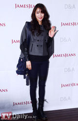 组图：GirlsDay清新亮丽 白智英彩色围巾亮眼