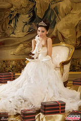 组图：纤瘦Angelababy代言巧克力 秀半身裸背