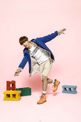 组图：黄鸿升登杂志 穿短裤变俏皮大男孩