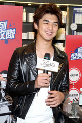 组图：陈柏霖受邀担任一日店长 大秀熟男魅力