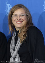 幻灯图集：《谜团》发布会 主创红围巾抢镜