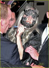 高清：Lady Gaga献唱慈善演出 戴华美面具大秀劲舞