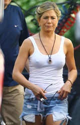 组图：安妮斯顿背心短裤现身 不穿内衣凸点