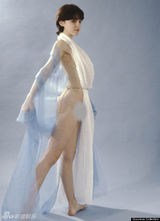 组图：麦当娜18岁裸照曝光 三点全露摆女神造型