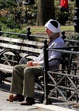 组图：理查-基尔街头潦倒 内裤套头借酒消愁