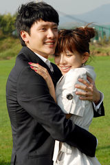 组图：《小城大爱》冯绍峰班嘉佳拥吻剧照