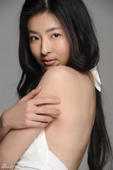 组图：杨紫彤拍纯美写真 大露香肩秀性感