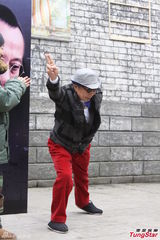 组图：于小伟因拍《大米市》生白发