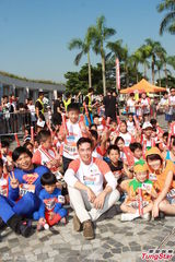 组图：准爸爸陈豪看书学照顾宝宝 向好友取经