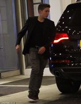 组图：贝嫂抱女外出吃晚餐 三子举手投足像足老爸