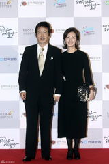 高清组图：少女时代李秉宪等韩国文化艺术盛典捧奖