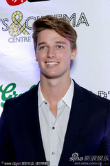 组图：莉莉亮相《作家们》首映 施瓦辛格儿子帅气