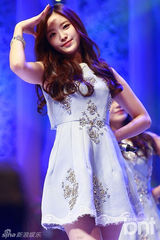 组图：EXO与Apink助阵颁奖礼 f(x)水晶捧奖