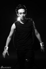 组图：向华首支单曲写真曝光 诠释独有时尚品味