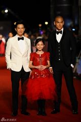 组图：金马红毯群星闪耀 舒淇深V亮胸性感爆棚