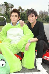 组图：《小资女孩》收视庆功 邱泽穿恐龙装赛车