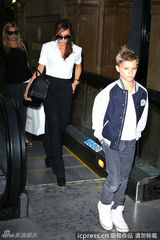 组图：维多利亚带儿子游玩 小潮男星样十足