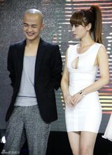 组图：柳岩“绷带装”秀美胸 包贝尔走神看傻眼