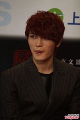 组图：韩国人气偶像金在中亮相上海魅惑帅气