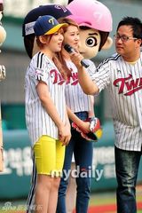 组图：4minute许嘉允权昭贤为棒球比赛开球