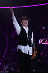 组图：《歌手》半决赛上演 邓紫棋茜拉三女杰PK