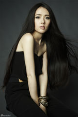 组图：郭碧婷裸肩抹胸装冷艳性感