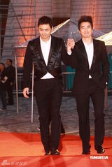 幻灯：香港金像奖颁奖红毯 阮经天赵又廷牵手现身