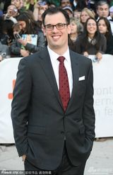 组图：安妮斯顿叉腰秀沟 未婚夫后台低调捧场