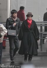组图：郝蕾机场揉肚疑怀孕 男友体贴相伴