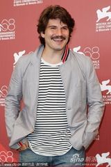 组图：《夜幕降临之时》发布会 导演获主演献吻