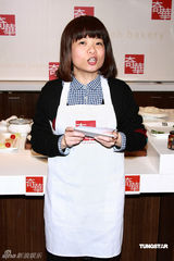 组图：曾志伟录节目当大厨 谈女儿与周渝民绯闻