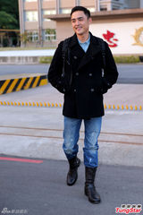 组图：明道退役心情大好 粉丝门口热烈迎接