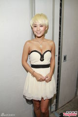 组图：罗彩玲爆乳亮相香港宣传写真集